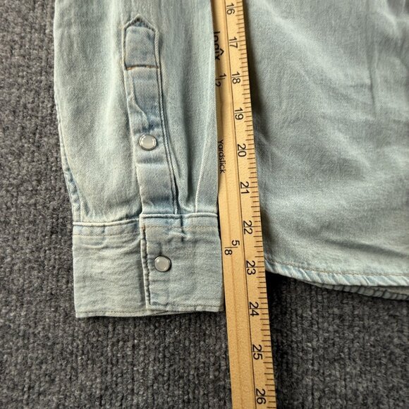 NWT Levi’s Pearl Snap Up Shirt Western Denim Pockets Lightweight Medium Blue - Picture 12 of 15